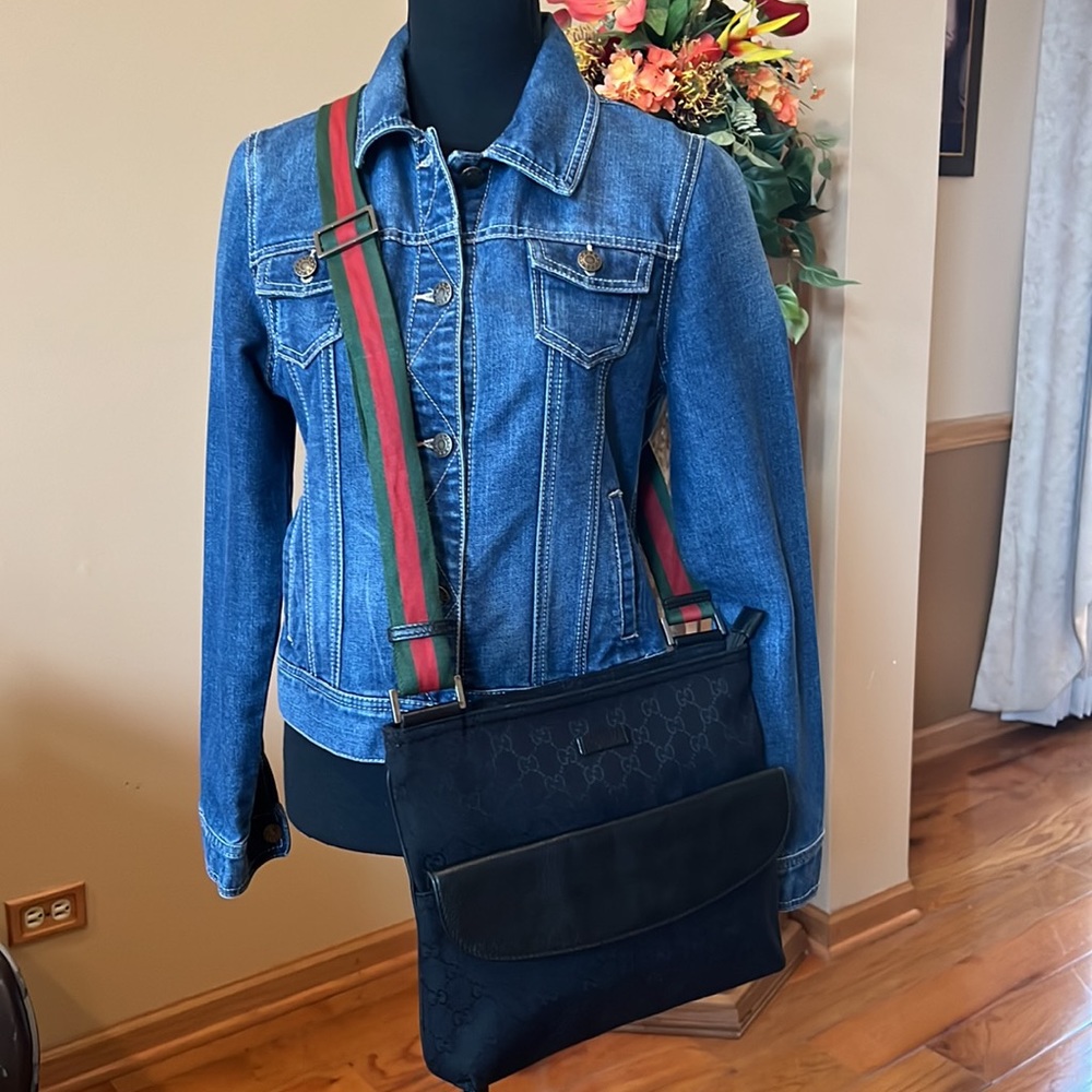 Gucci Black Crossbody Bag with Signature Green and Red Strap